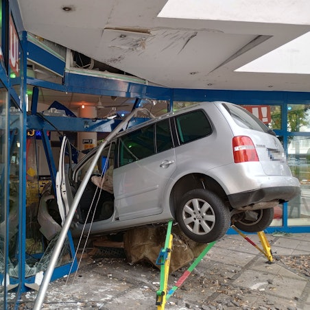Ein Auto ist frontal in ein Sonnenstudio in Siegburg gekracht.
