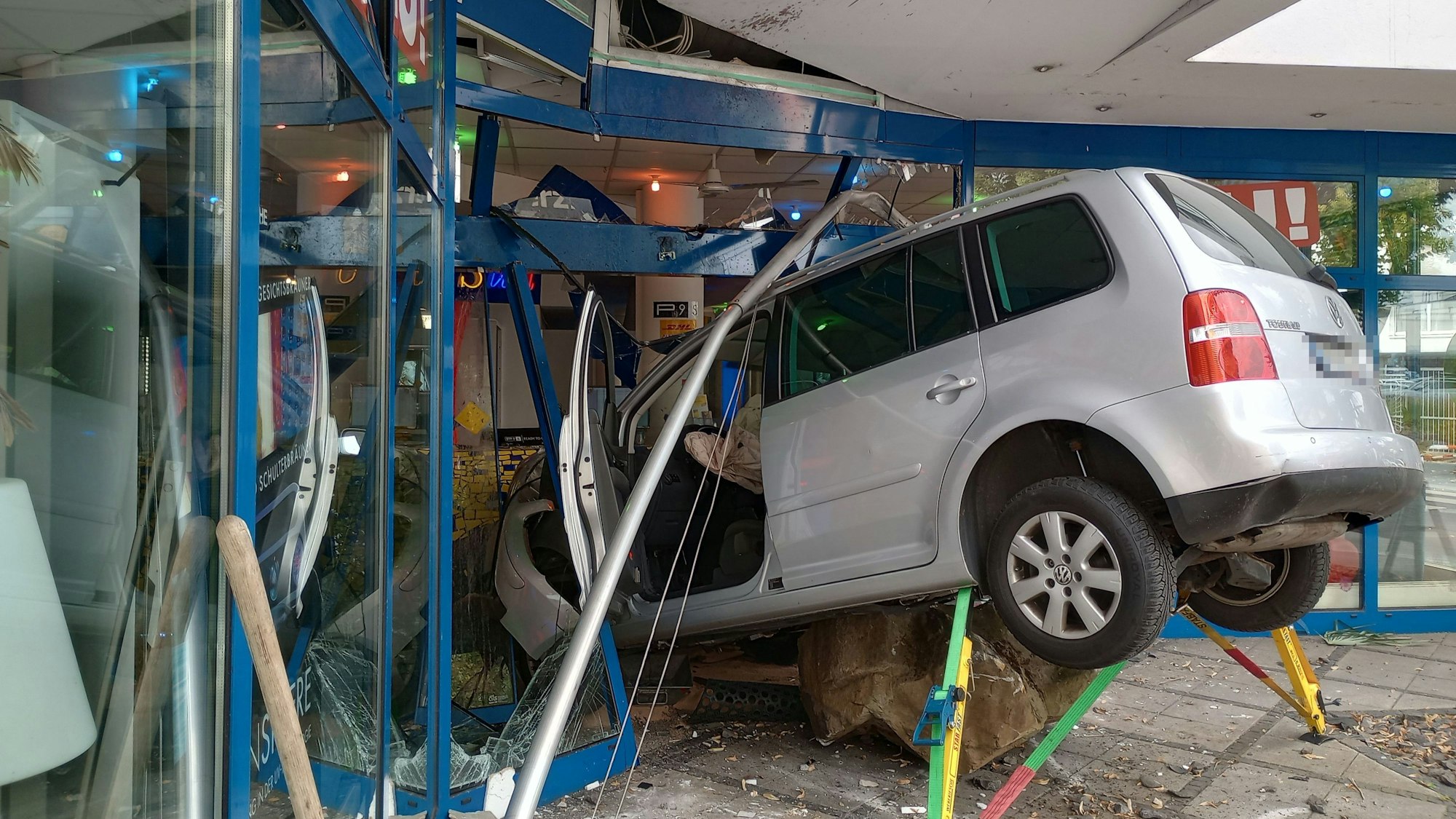 Ein Auto ist frontal in ein Sonnenstudio in Siegburg gekracht.