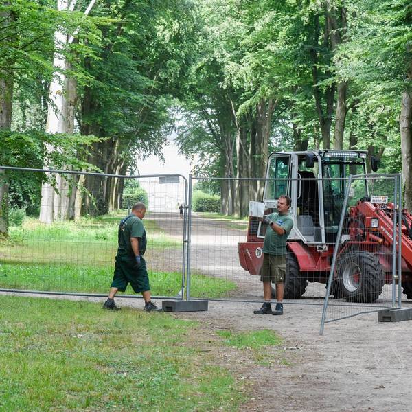 Das Foto zeigt einen durch Metallzäune gesperrten Weg im Schlosspark Brühl.
