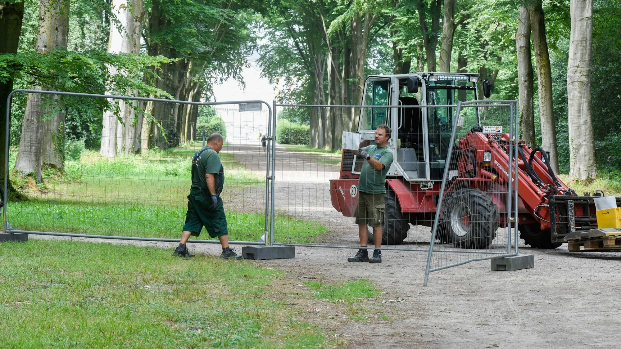 Das Foto zeigt einen durch Metallzäune gesperrten Weg im Schlosspark Brühl.