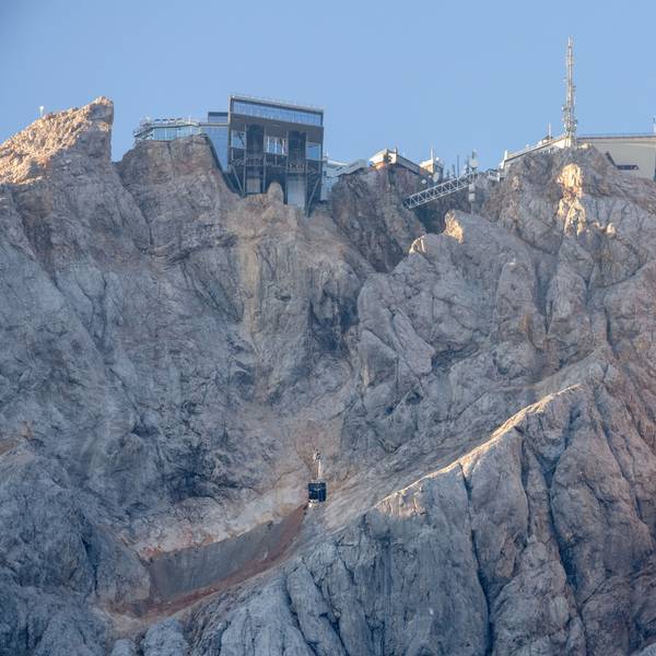 Die Zugspitze mit der Bergstation der neuen Zugspitz-Seilbahn. Im Hintergrund ist eine Aussichtsplattform für Besucher zu sehen.