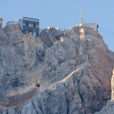 Die Zugspitze mit der Bergstation der neuen Zugspitz-Seilbahn. Im Hintergrund ist eine Aussichtsplattform für Besucher zu sehen.