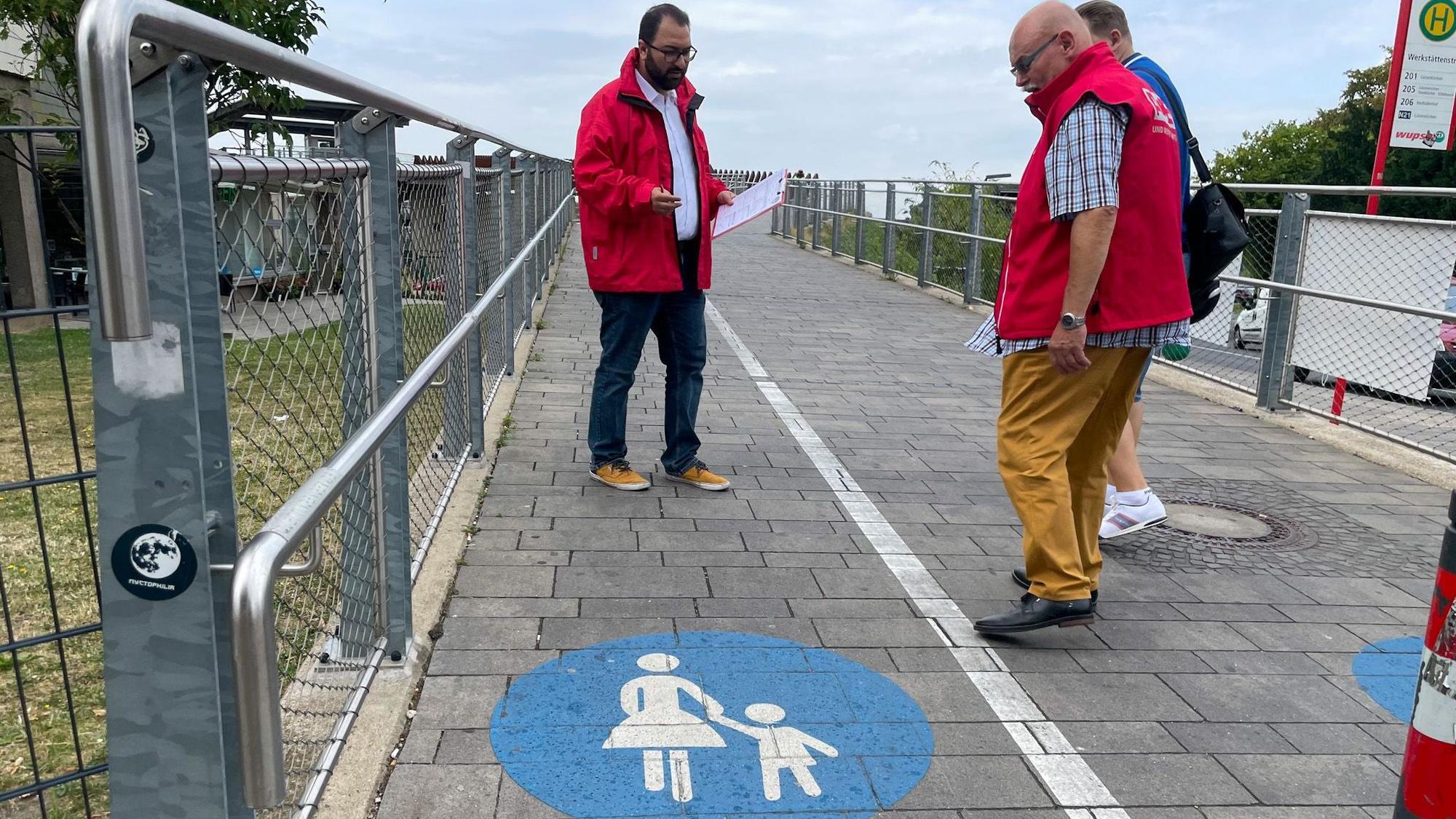 Tolga Kaya (Regionalbeautragter l.) und Klaus-Dieter Oleksin (Kreisvorstand, vorne) schauen auch auf die Barrierefreiheit.