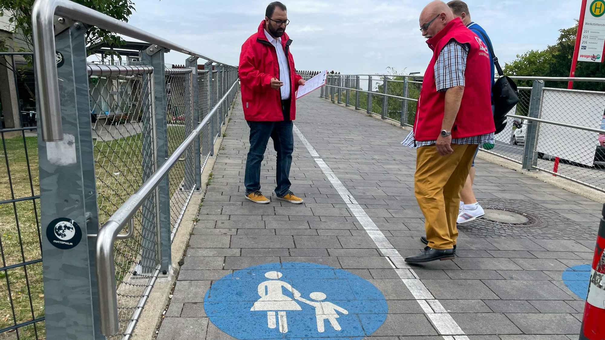 Tolga Kaya (Regionalbeautragter l.) und Klaus-Dieter Oleksin (Kreisvorstand, vorne) schauen auch auf die Barrierefreiheit.