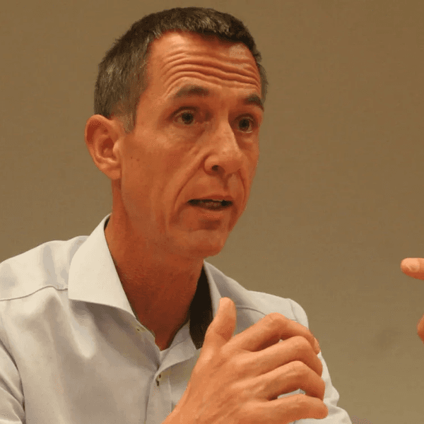 Das Foto zeigt Kerpens Bürgermeister Dieter Spürck. Er gestikuliert mit den Händen.