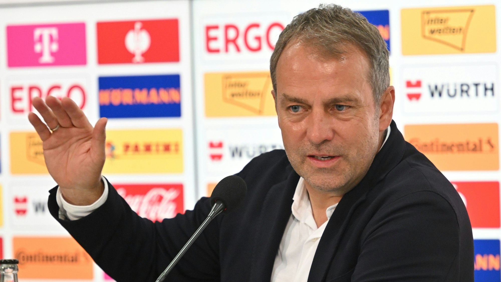 Deutschlands Bundestrainer Hansi Flick spricht auf der Pressekonferenz nach dem Spiel.