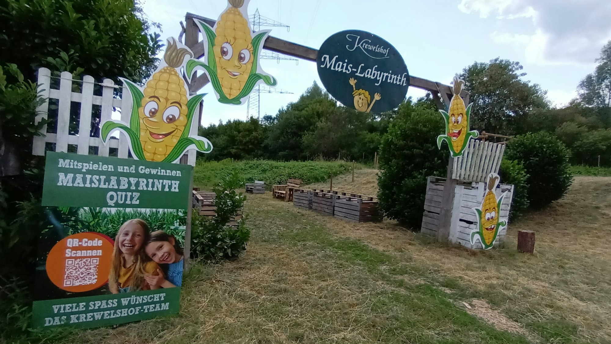 Das Foto zeigt das Eingangstor zum Lohmarer Labyrinth auf dem Krewelshof.