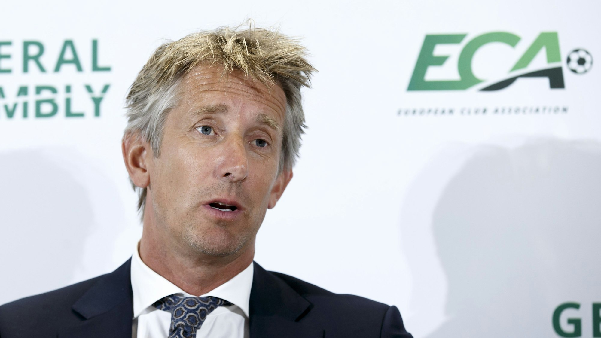 Edwin van der Sar spricht bei der Pressekonferenz nach der Generalversammlung der European Club Association.