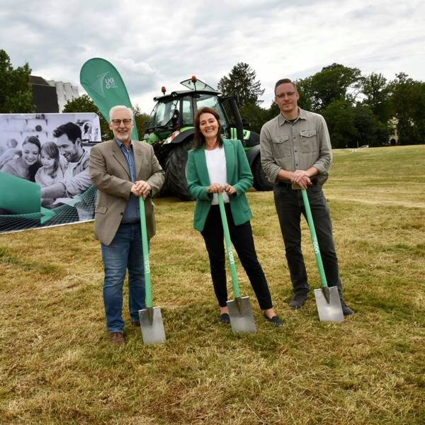 Beim Spatenstich für den Glasfaserausbau in Waldbröl: Jörg Ellerbrok (UGG, v.l.), Bürgermeisterin Larissa Weber und Fachbereichsleiter Jan Kiefer.