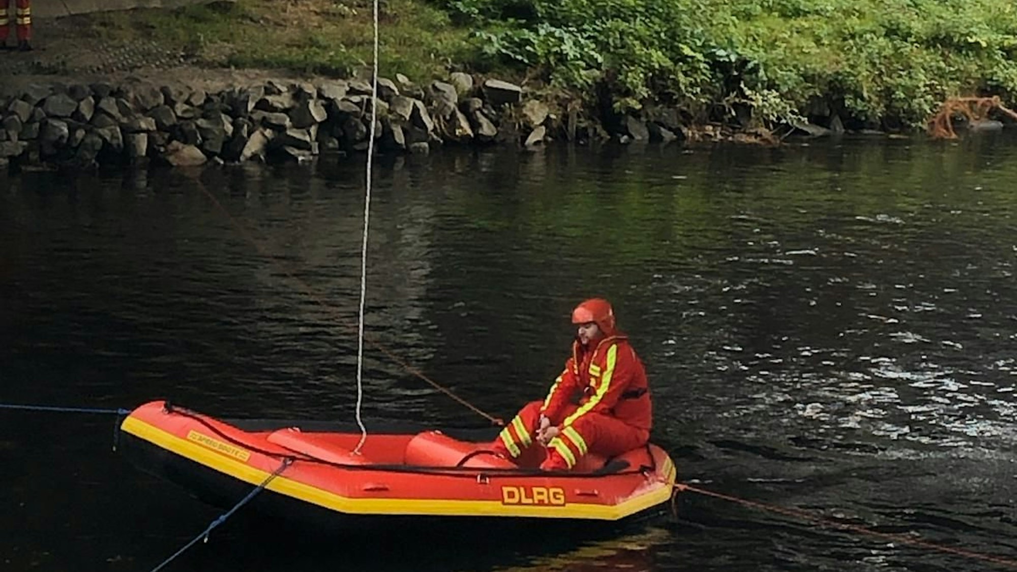 Das Einsatzteam der DLRG bei einer Übung an der Marly-Wupperbrücke.