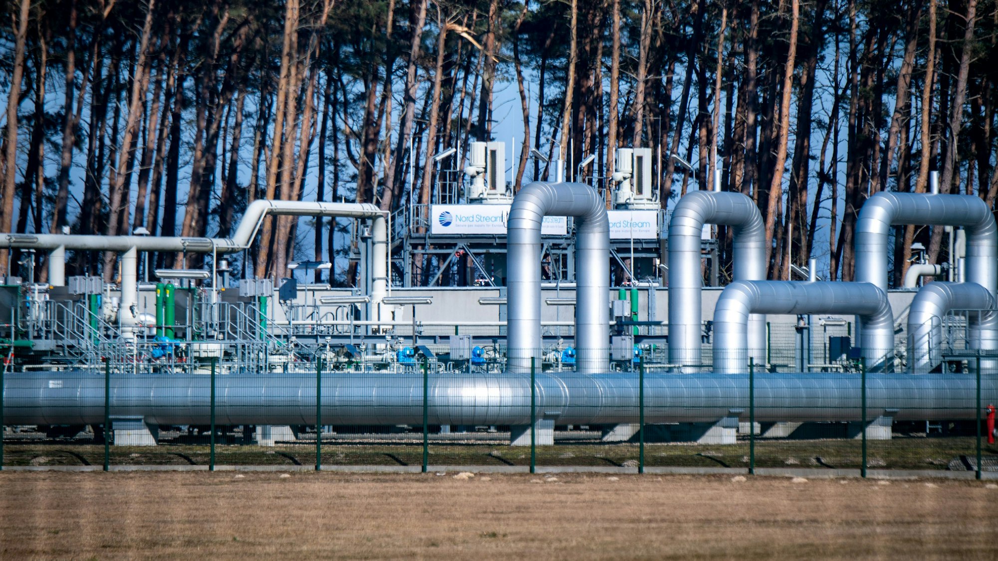 Mecklenburg-Vorpommern, Lubmin: Blick auf Rohrsysteme und Absperrvorrichtungen in der Gasempfangsstation der Ostseepipeline Nord Stream 1 und der Übernahmestation der Ferngasleitung OPAL (Ostsee-Pipeline-Anbindungsleitung).