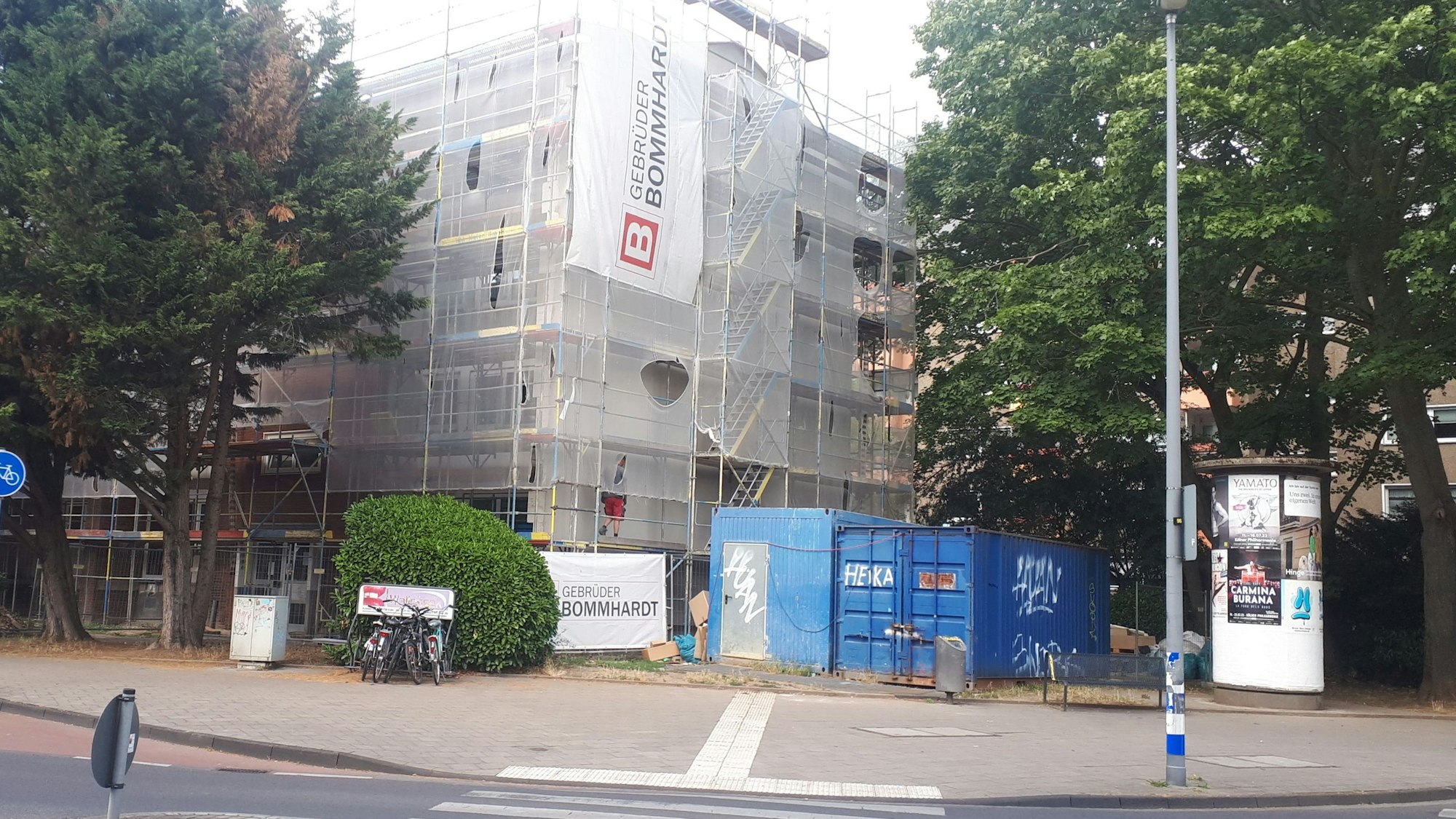Die Aachener Siedlungs- und Wohnungsgesellschaft stockt ihre Wohnhäuser im Viertel entlang der Escher Straße auf.