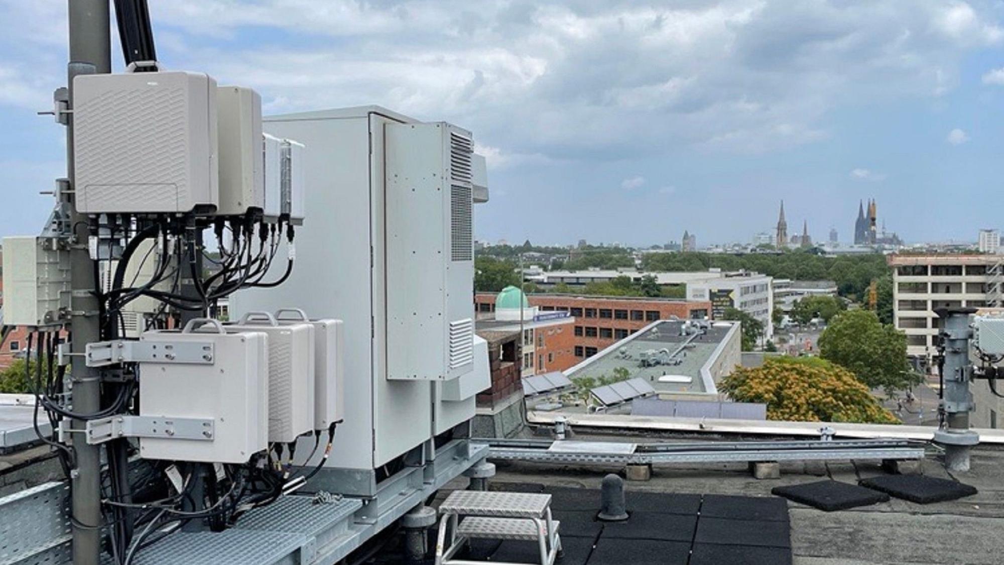 Der Mobilfunkmast mit mehreren Mobilfunkantennen steht auf dem Dach des sieben Stockwerke hohen Gebäudes.