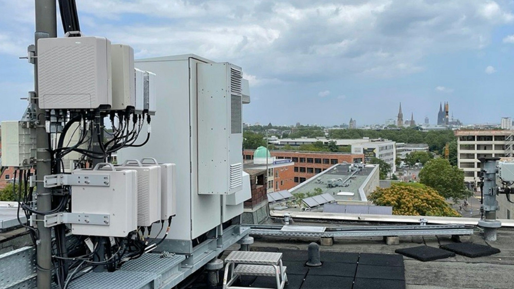 Der Mobilfunkmast mit mehreren Mobilfunkantennen steht auf dem Dach des sieben Stockwerke hohen Gebäudes.