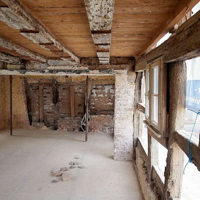Das Bild zeigt einen Blick in einen entkernten Raum eines alten Fachwerkhauses in Olef, das nun wieder aufgebaut wird.