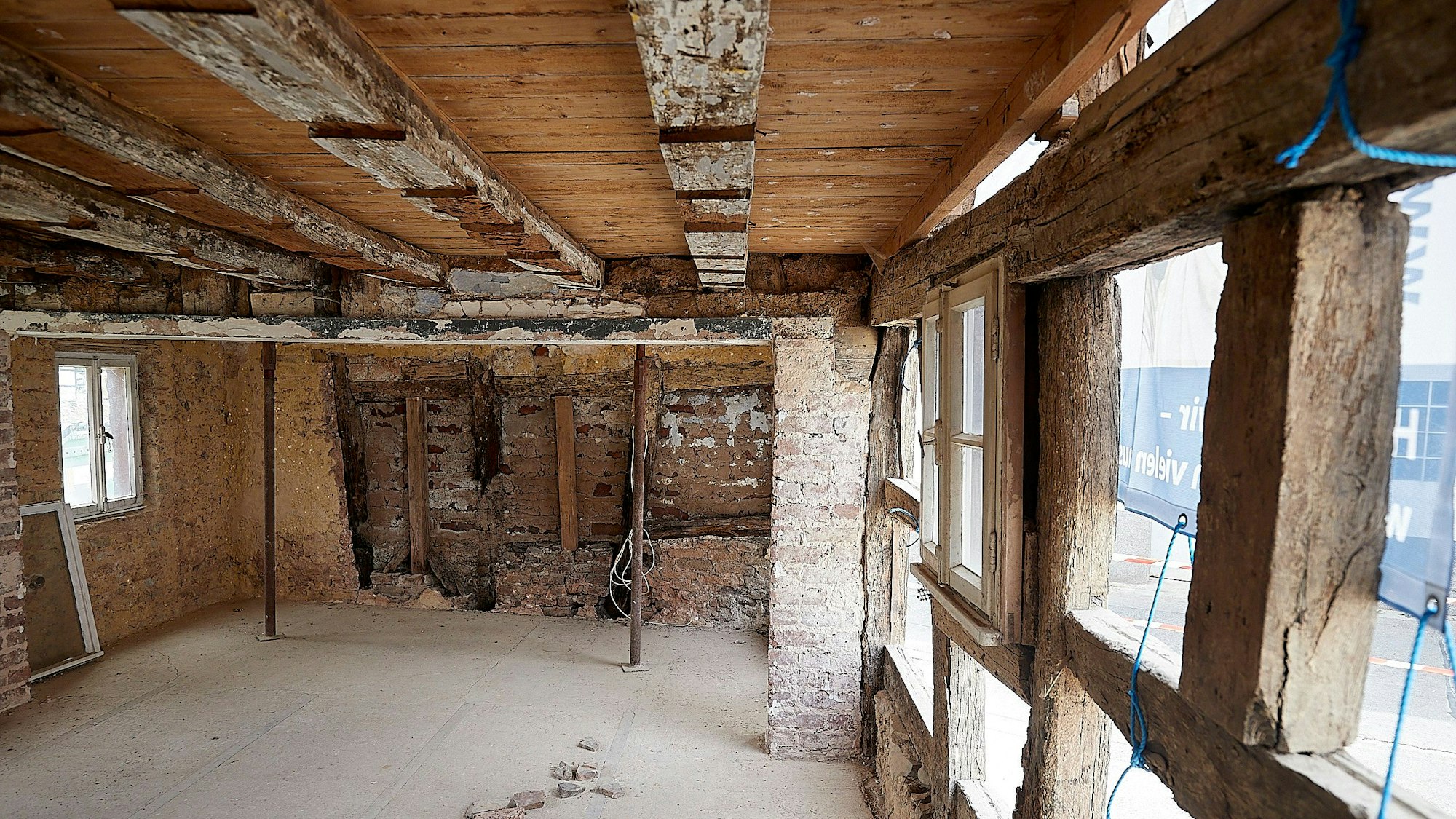 Das Bild zeigt einen Blick in einen entkernten Raum eines alten Fachwerkhauses in Olef, das nun wieder aufgebaut wird.
