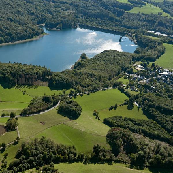 Blick von oben auf die Wiehltalsperre.