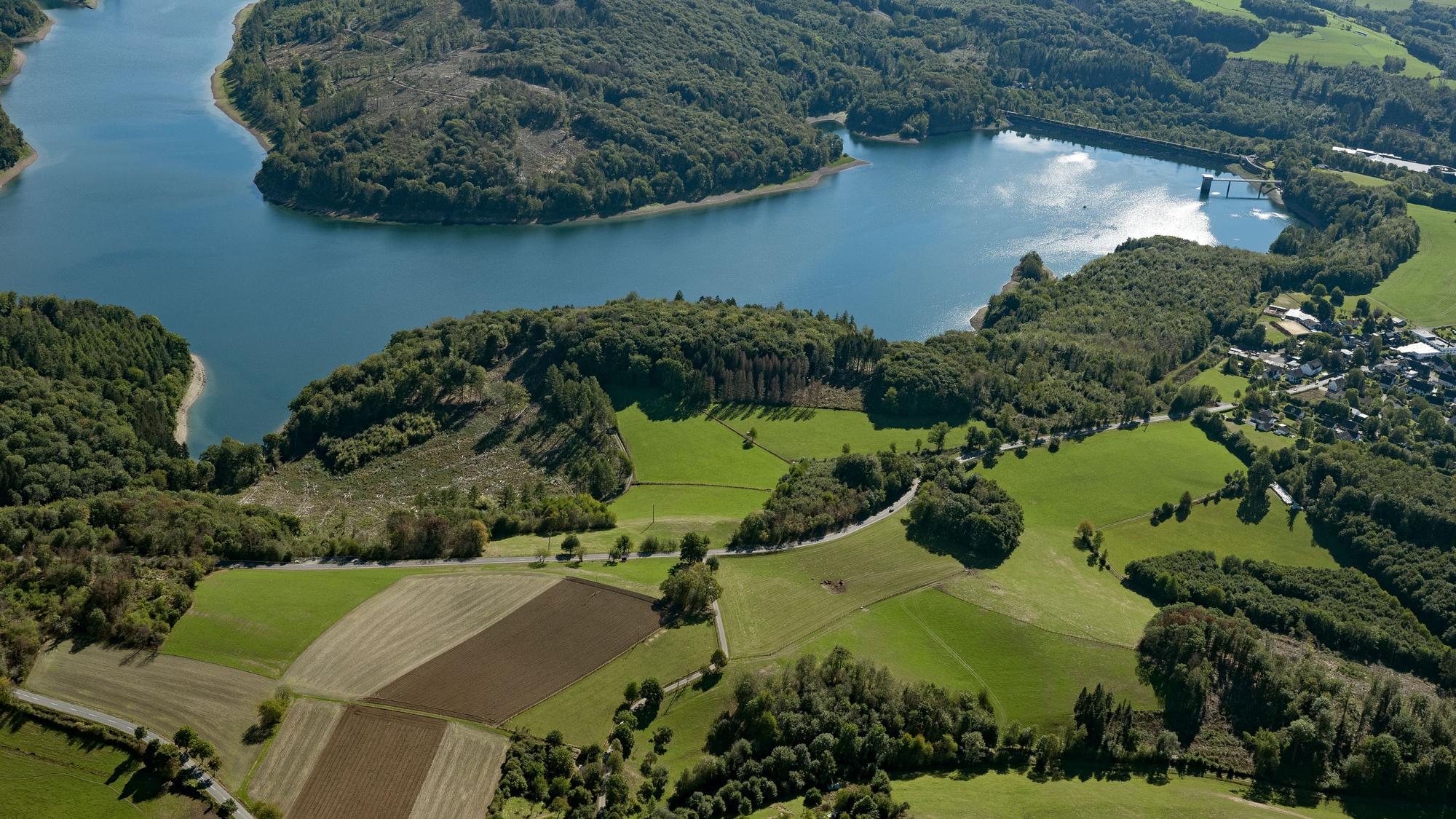 Blick von oben auf die Wiehltalsperre.