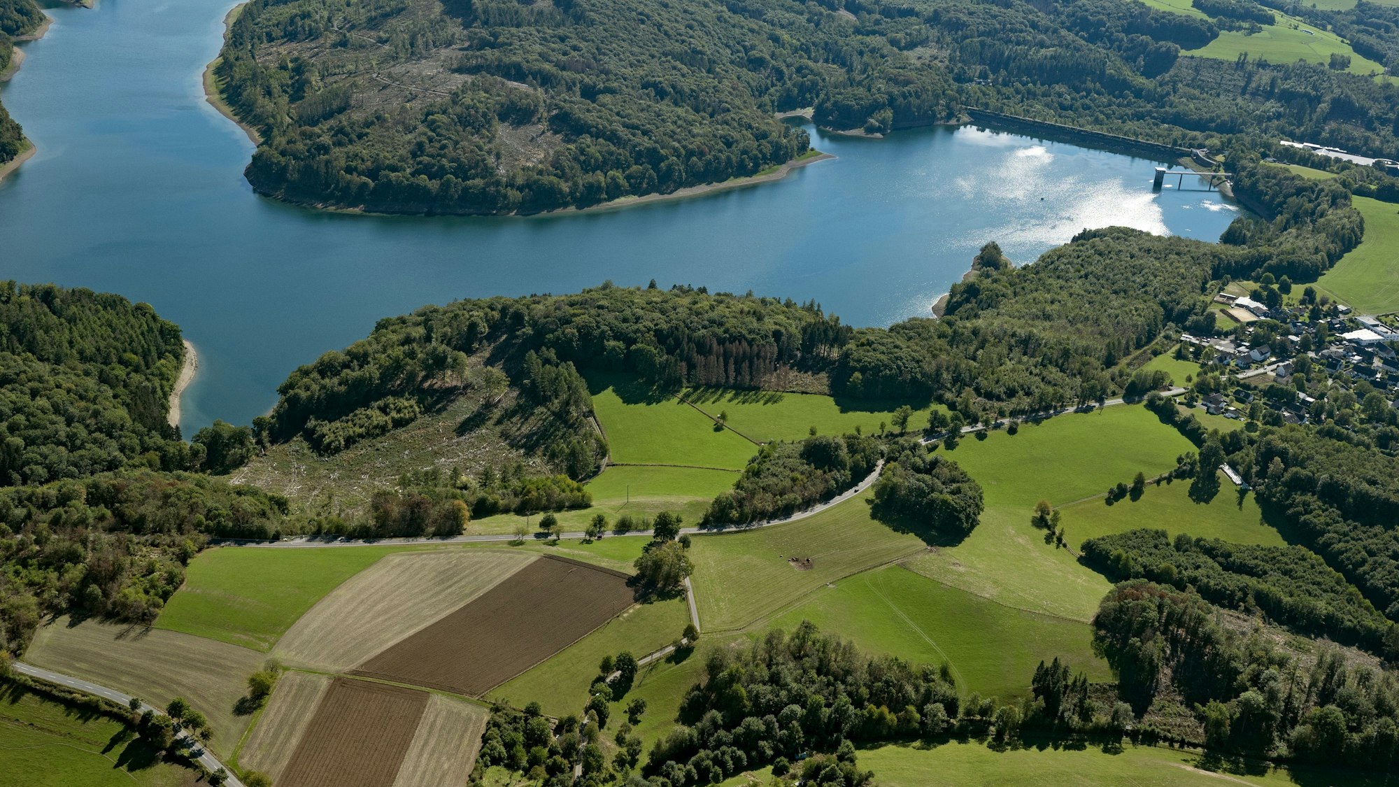 Blick von oben auf die Wiehltalsperre.