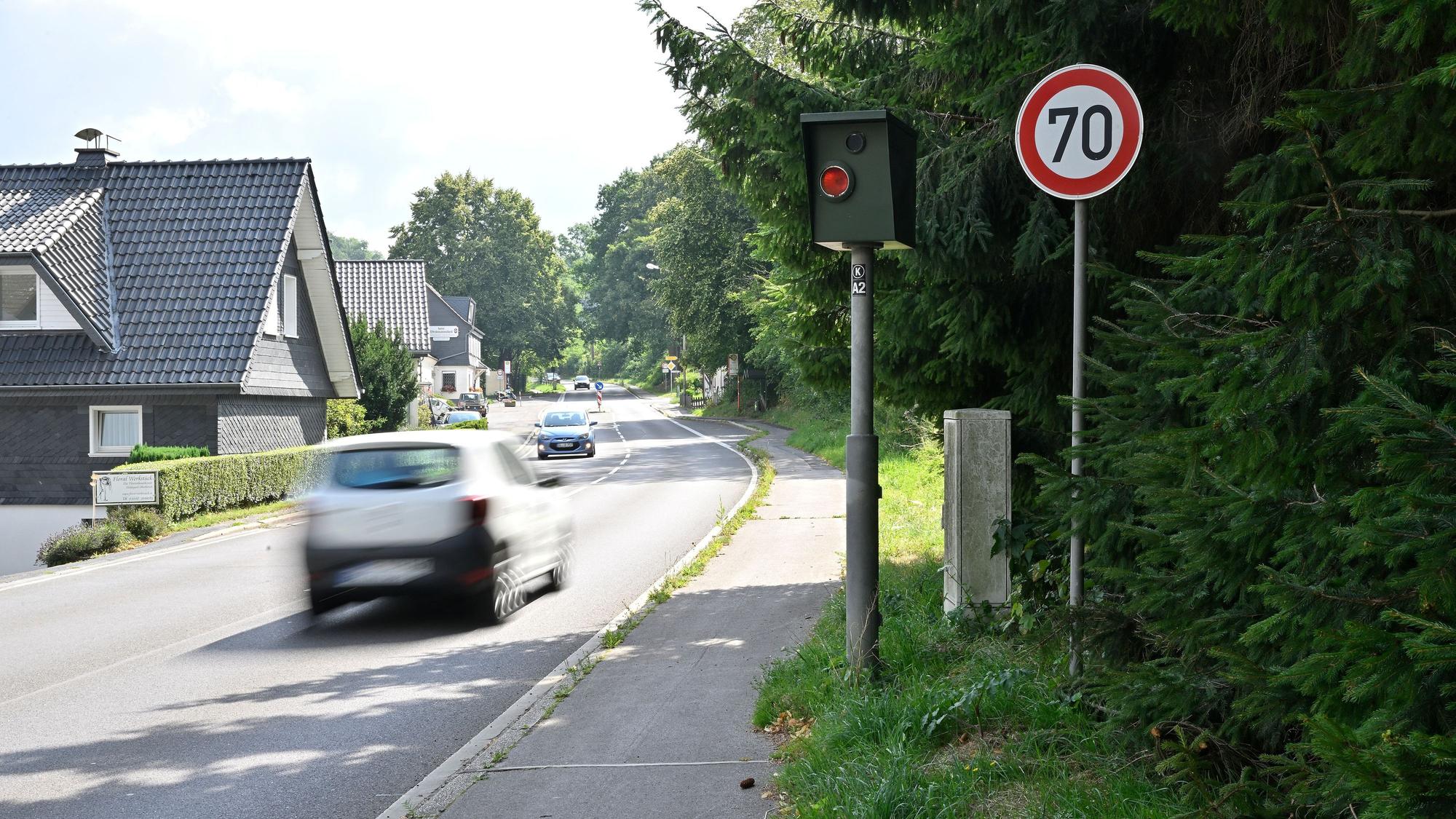 Ein Auto fährt am defekten Blitzer an der Landstraße bei Kürten-Miebach vorbei.