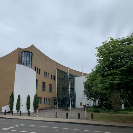 Das Bild zeigt das Amtsgericht an der Kölner Straße in Euskirchen von außen.