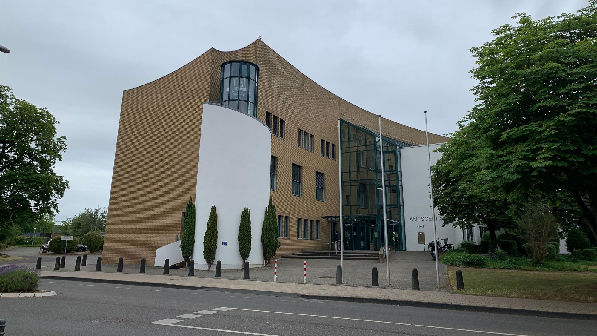 Das Bild zeigt das Amtsgericht an der Kölner Straße in Euskirchen von außen.