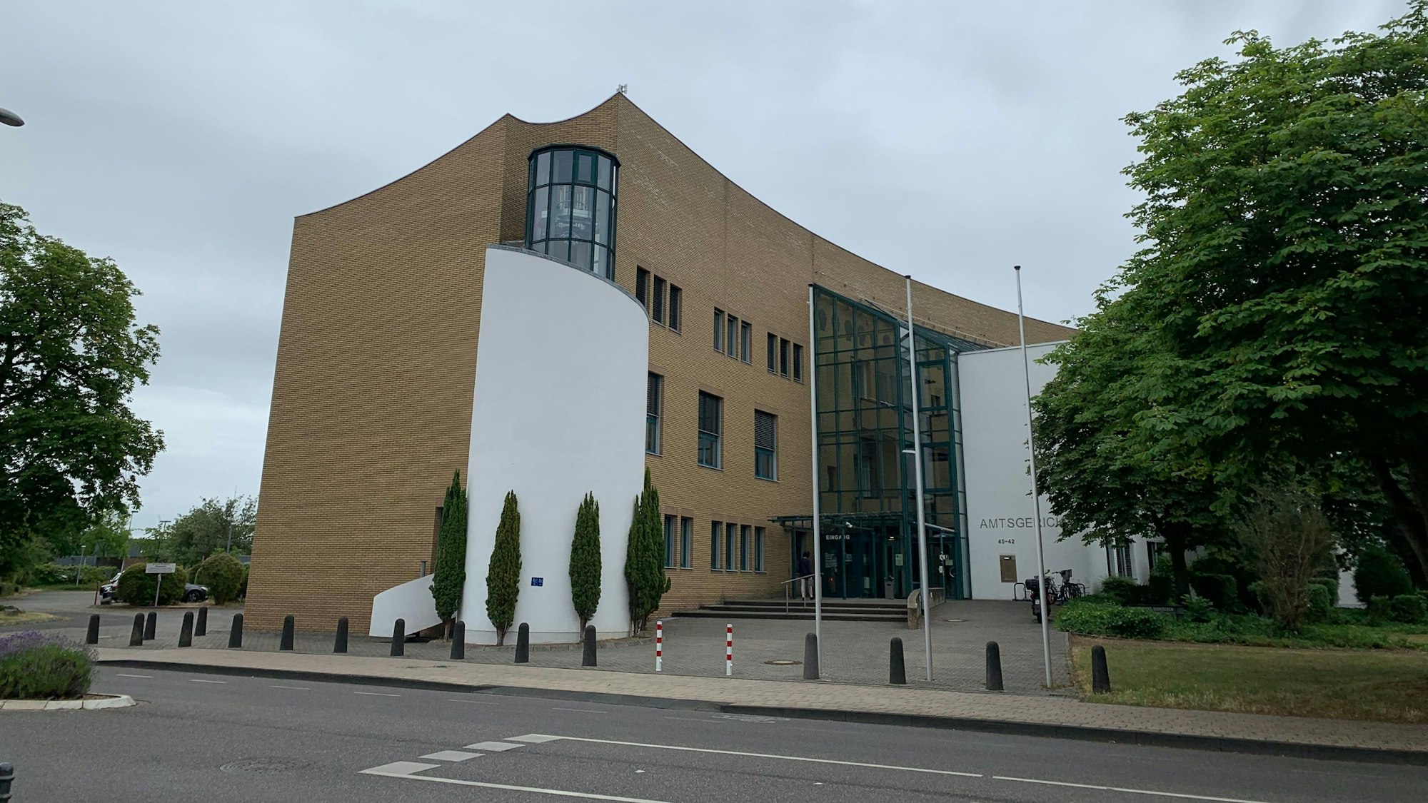 Das Bild zeigt das Amtsgericht an der Kölner Straße in Euskirchen von außen.
