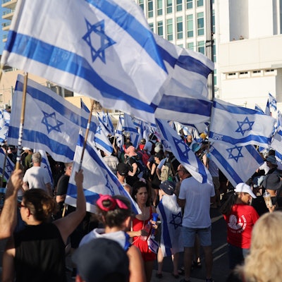 Israelis protestieren vor der US-Botschaft gegen die Pläne der Regierung, das Justizsystem zu reformieren.