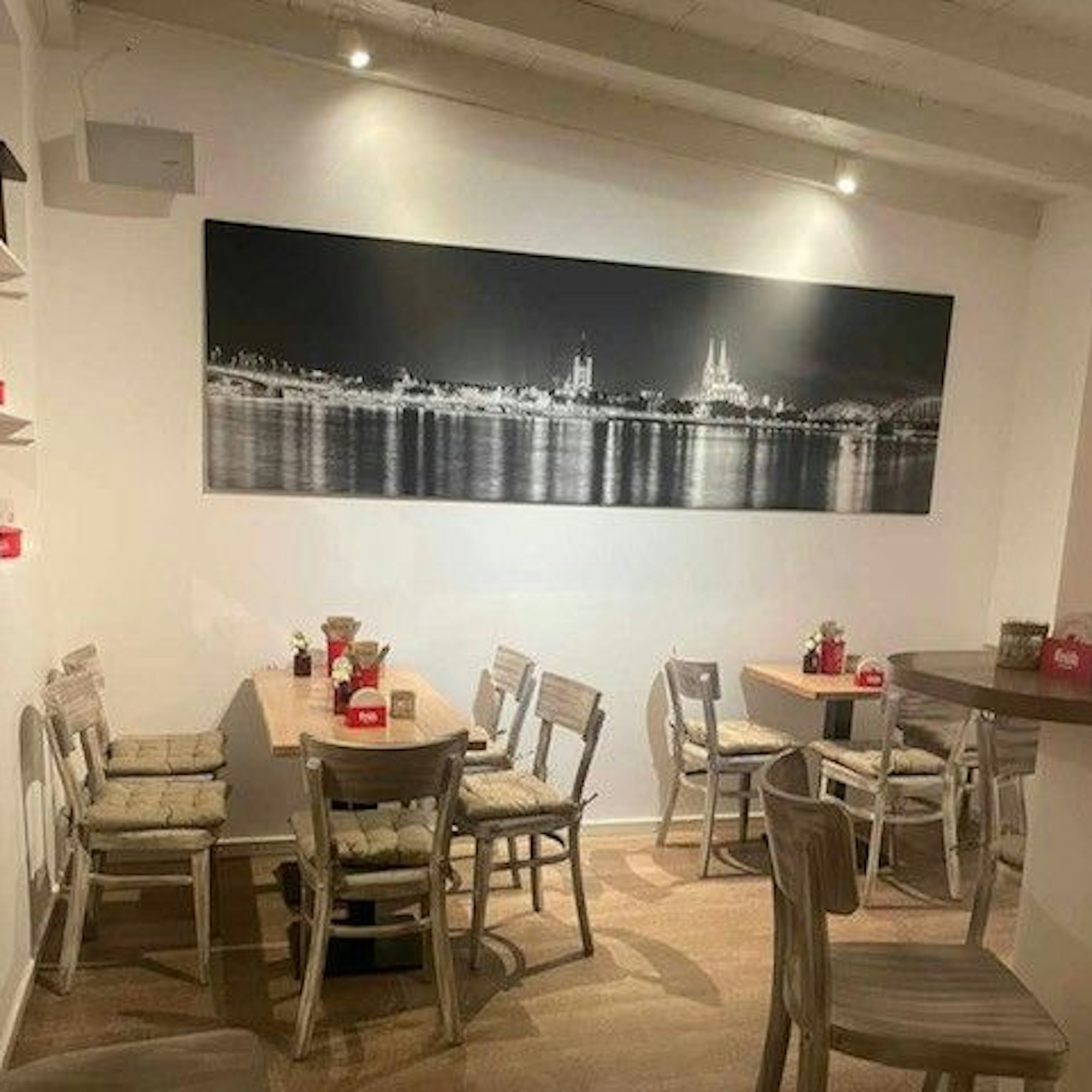 Tische und Stühle stehen im Innenraum des Restaurants.