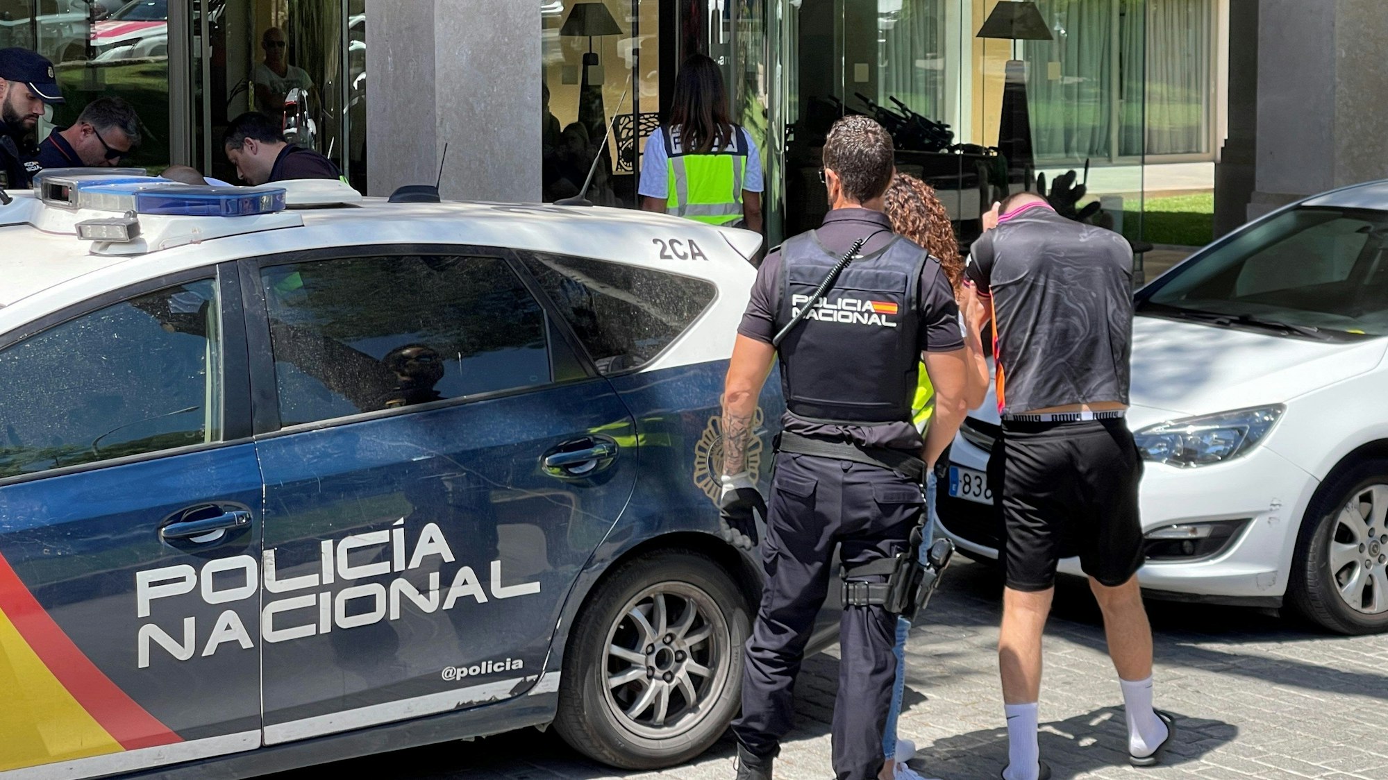 Ein Verdächtiger wurde von der Polizei zu dem Hotel gebracht, wo der sexuelle Übergriff stattgefunden haben soll. Das Hotel befindet sich in unmittelbarer Nähe zur Partymeile am Ballermann.