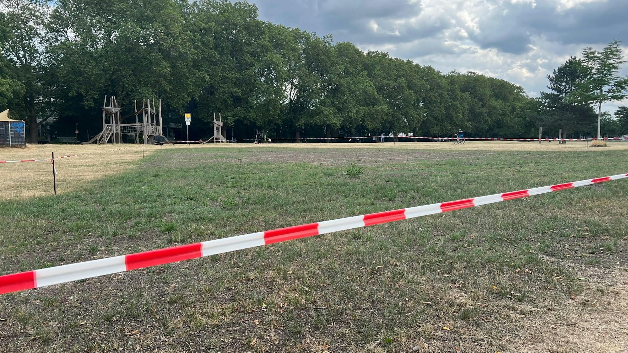 Eine abgesperrte Rasenfläche
