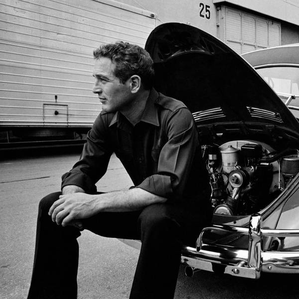 Das Foto aus dem Jahr 1967 zeigt den Schauspieler Paul Newman, der auf der Stoßstange eines VW Käfer sitzt.