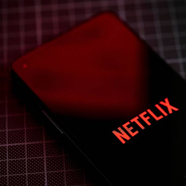 Auf dem Bildschirm eines Smartphones ist das Logo von Netflix zu sehen.
