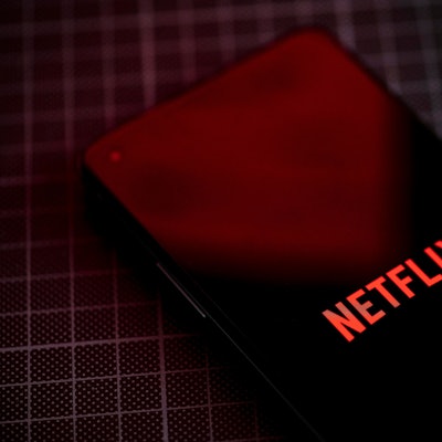Auf dem Bildschirm eines Smartphones ist das Logo von Netflix zu sehen.
