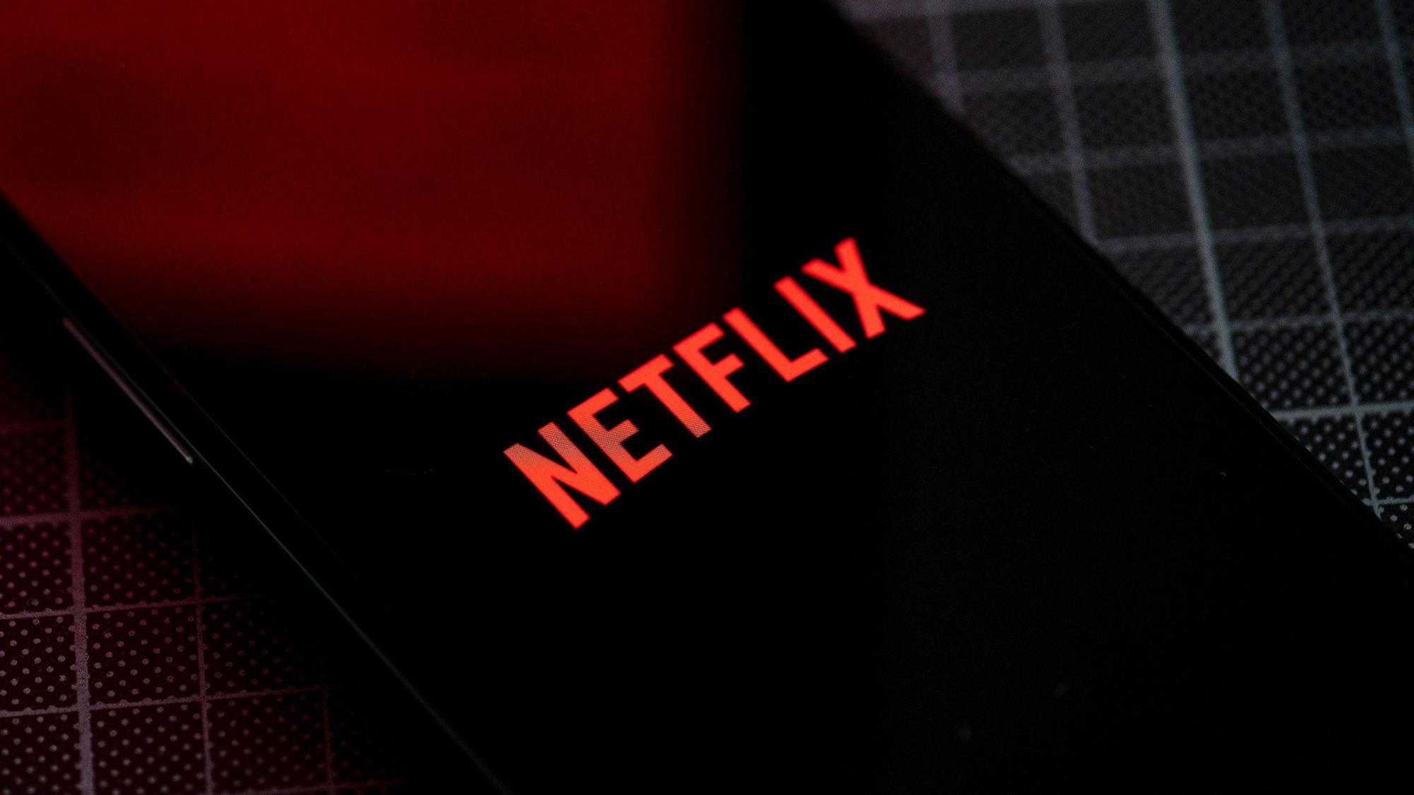 Auf dem Bildschirm eines Smartphones ist das Logo von Netflix zu sehen.
