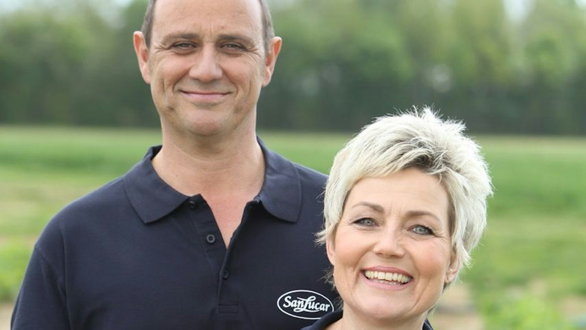 Irmgard und Ralf Hensen, Erdbeeranbau, lachen in die Kamera.