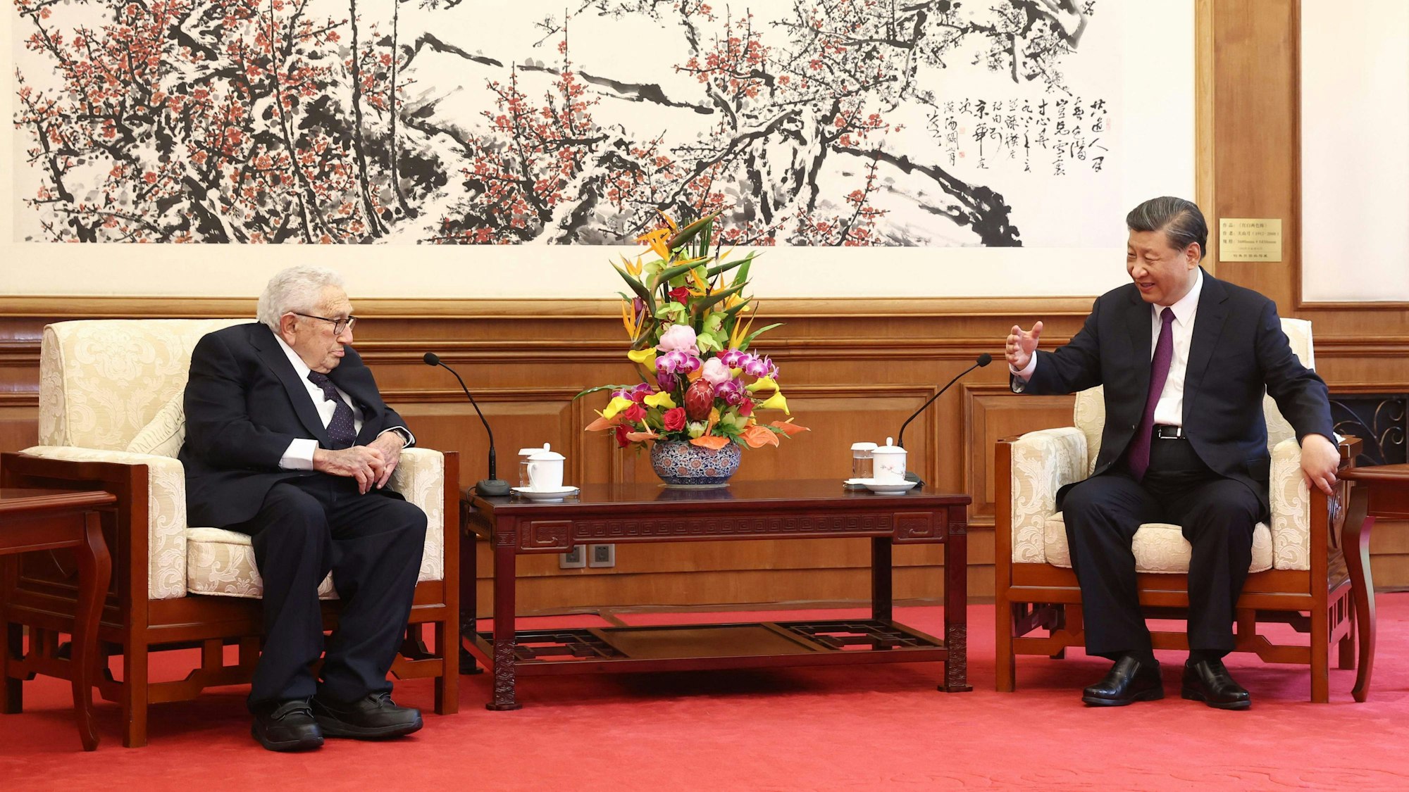 China's President Xi Jinping (R) speaks with former US secretary of state Henry Kissinger during a meeting in Beijing on July 20, 2023. (Photo by CNS / AFP) / China OUT