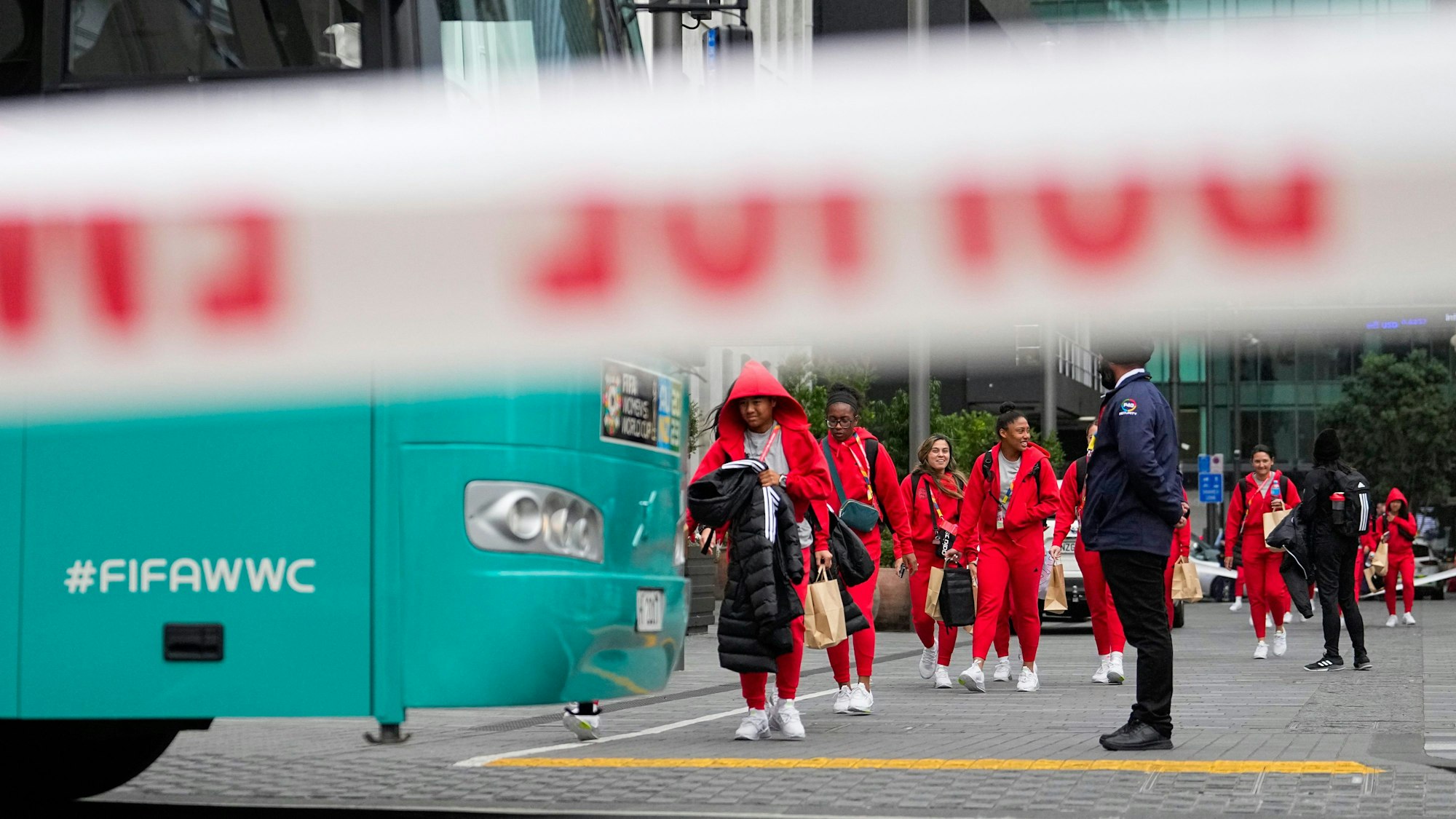 Mitglieder des philippinischen Frauenfußballteams gehen in der Nähe ihres Hotels im zentralen Geschäftsviertel zu ihrem Mannschaftsbus, nachdem Schüsse gefallen waren.