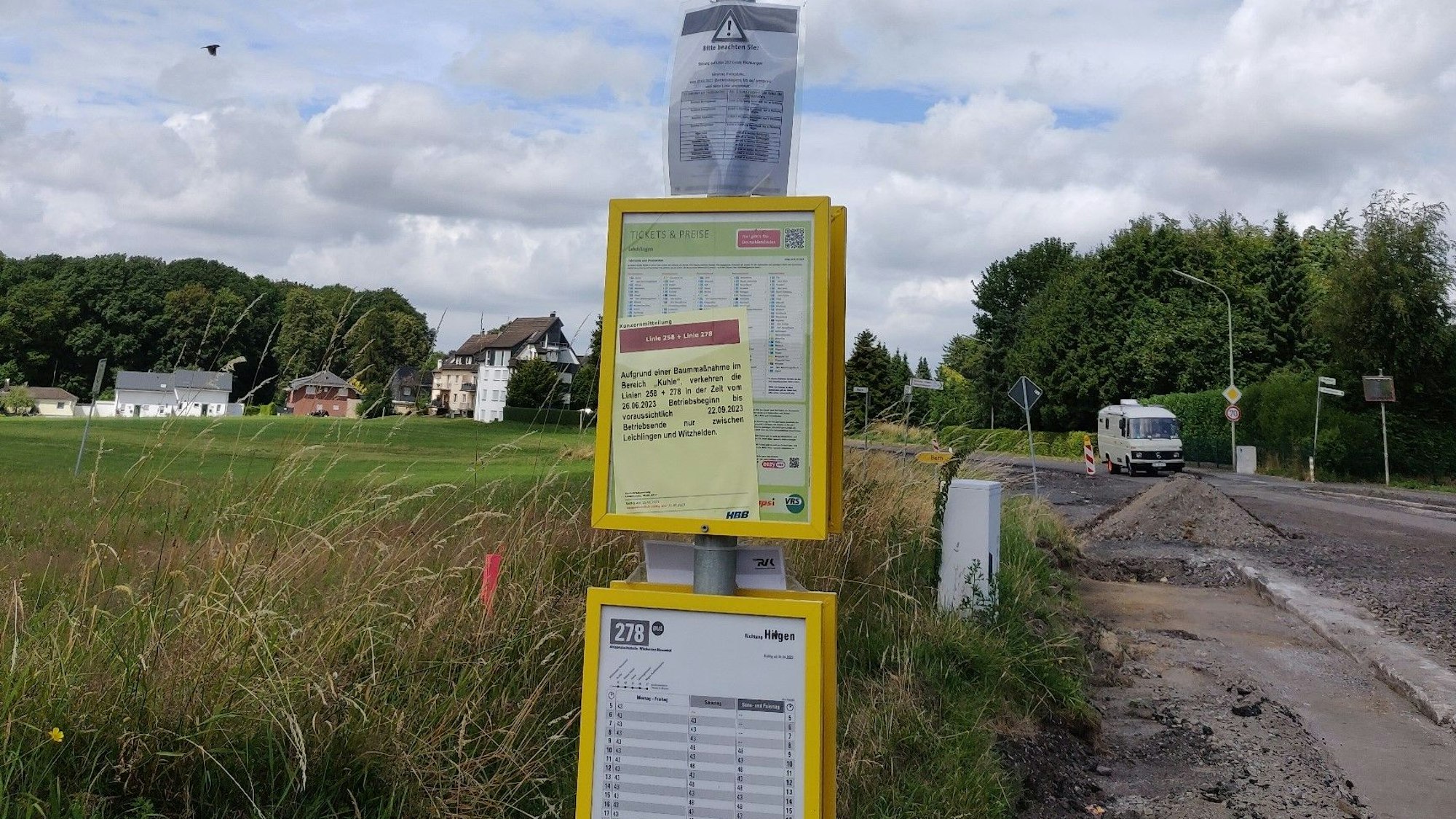 Verwaiste Bushaltestelle mit Zetteln zur Sperrung.