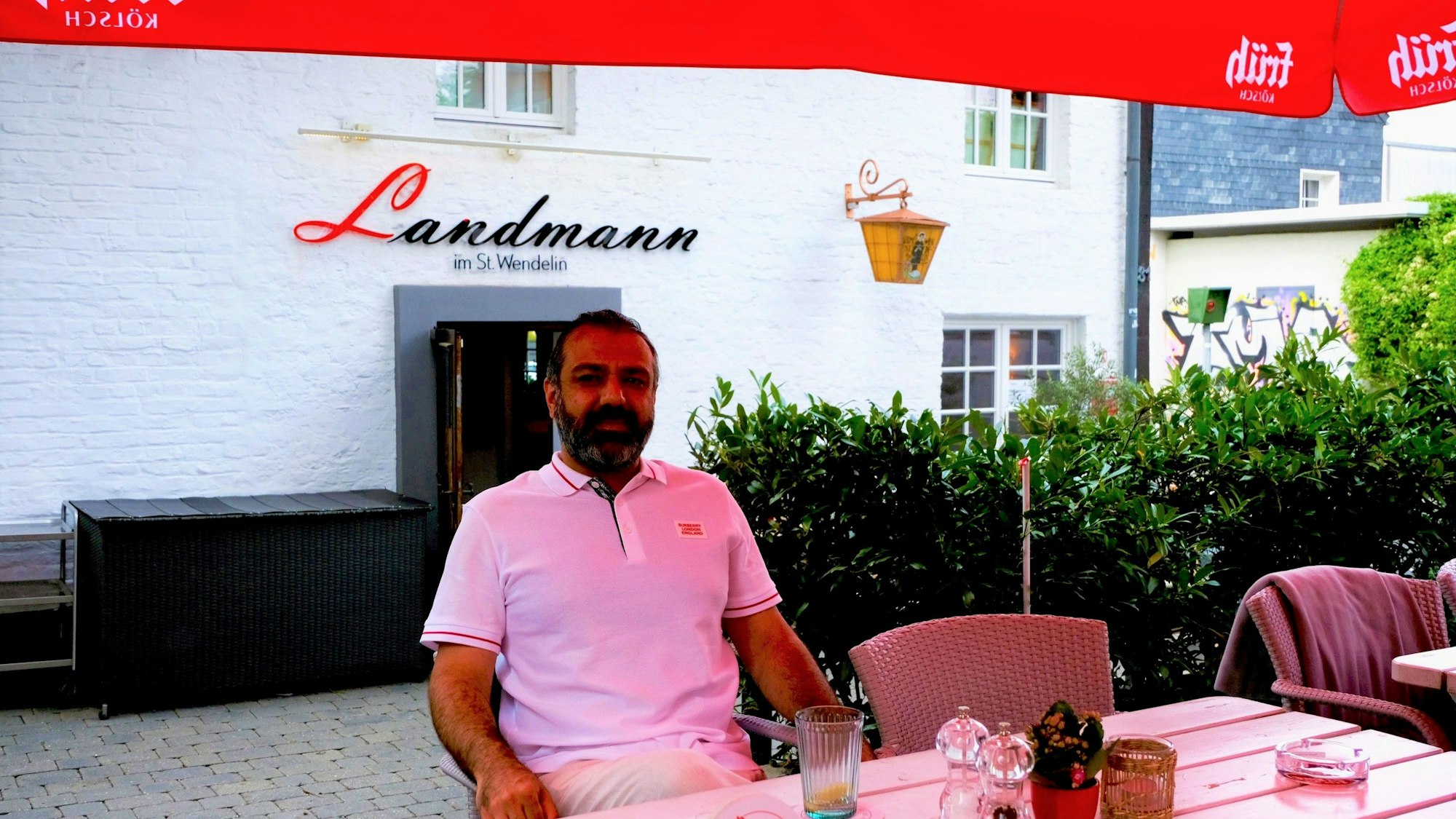 Ein Mann sitzt auf der Terrasse.