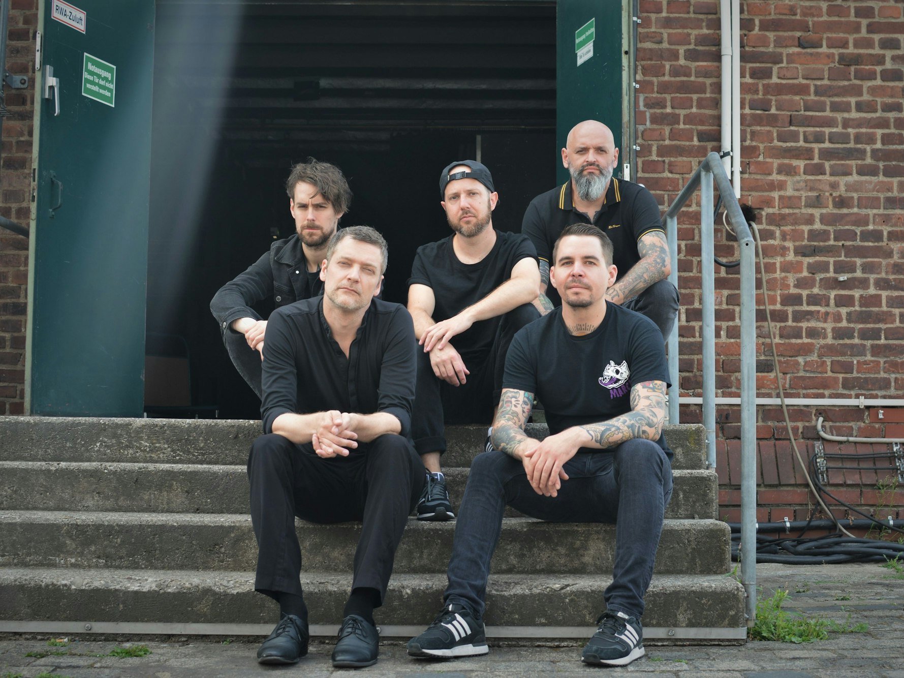 Die Band auf den Treppen vorm E-Werk.