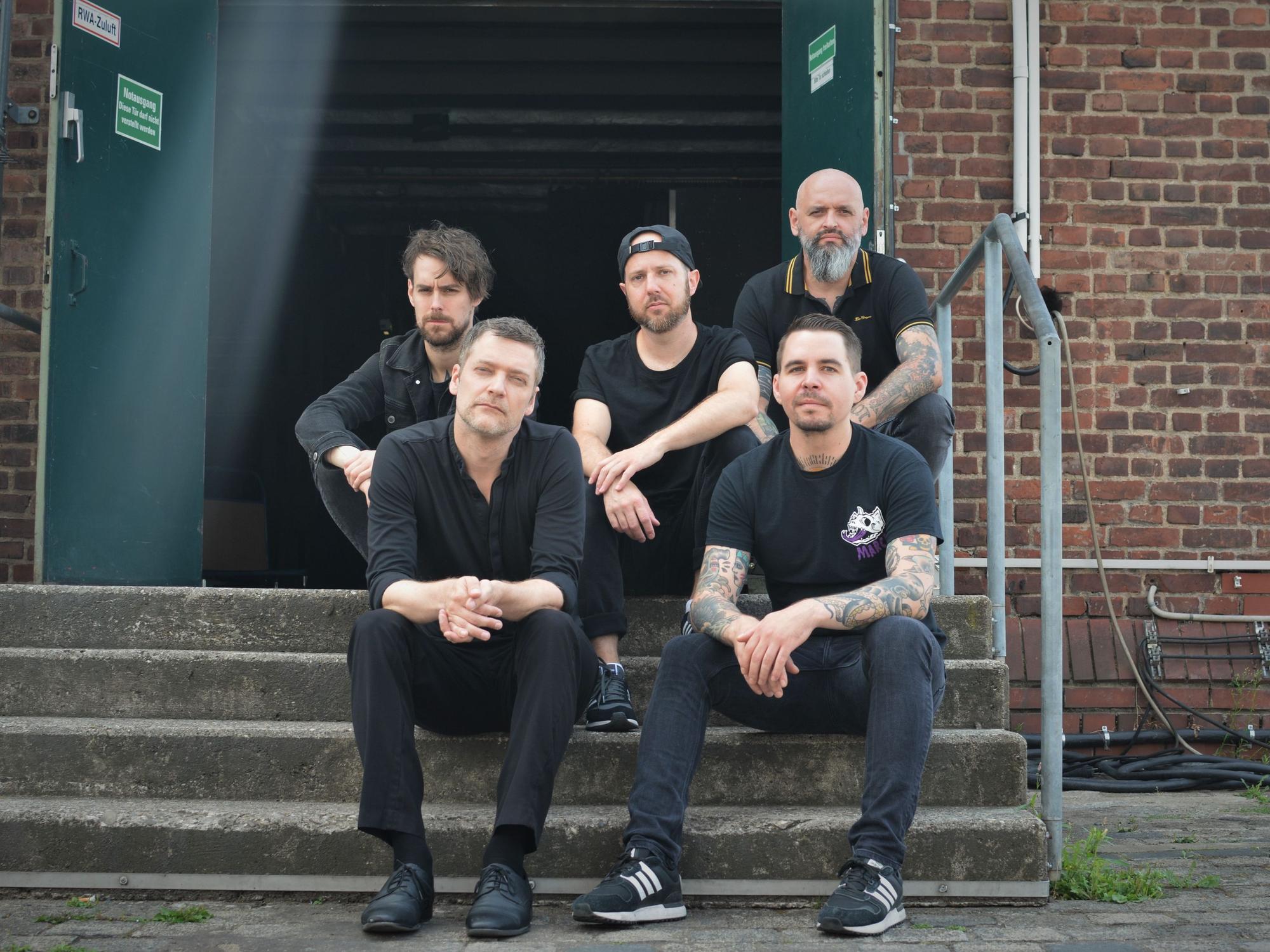 Die Band auf den Treppen vorm E-Werk.