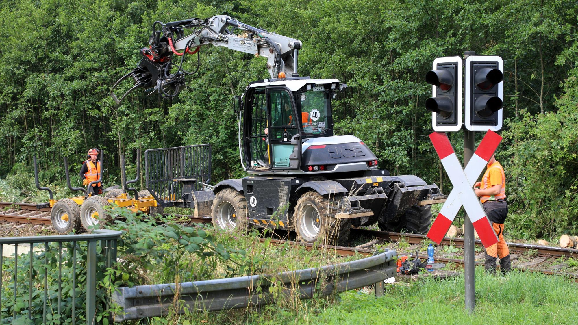 Ein Bagger fährt auf einer