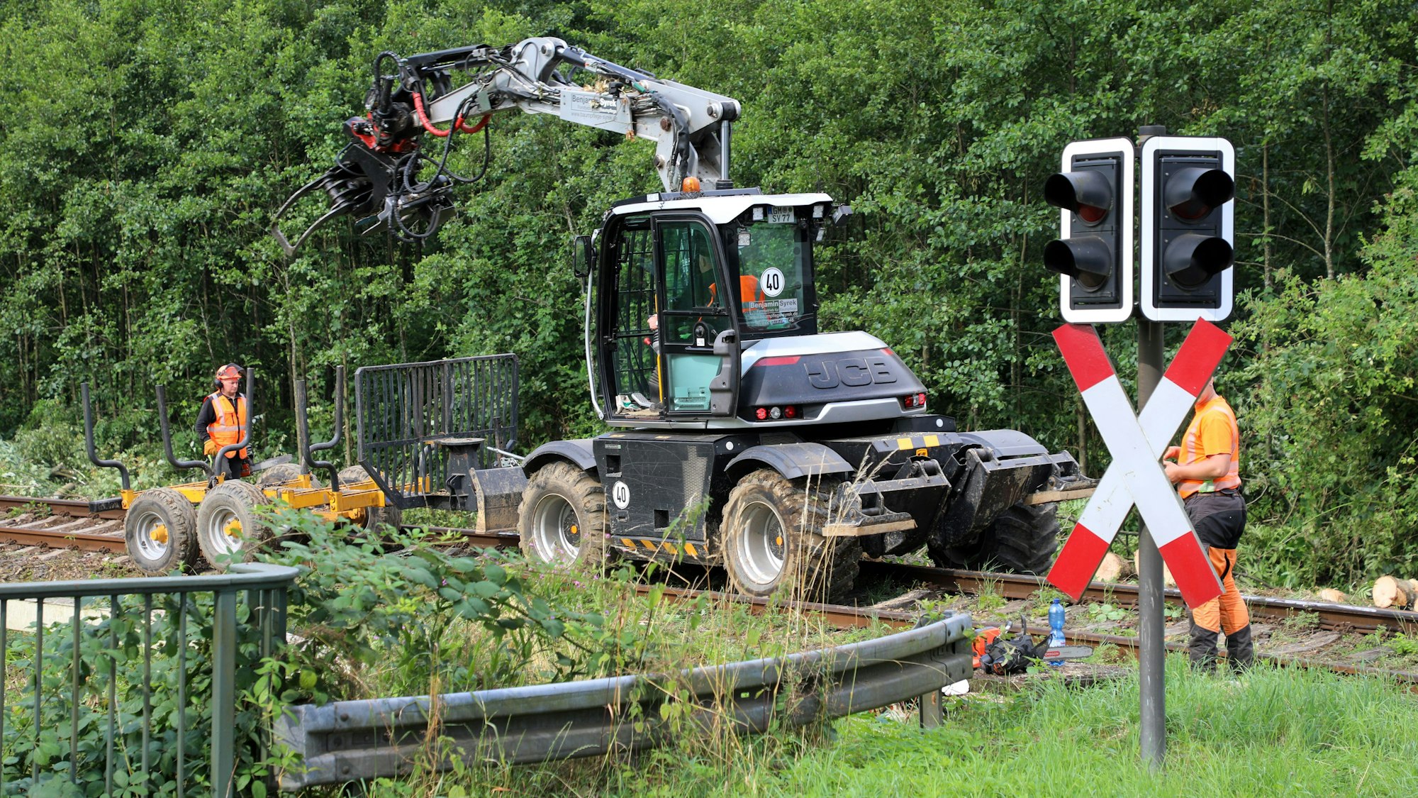 Ein Bagger fährt auf einer