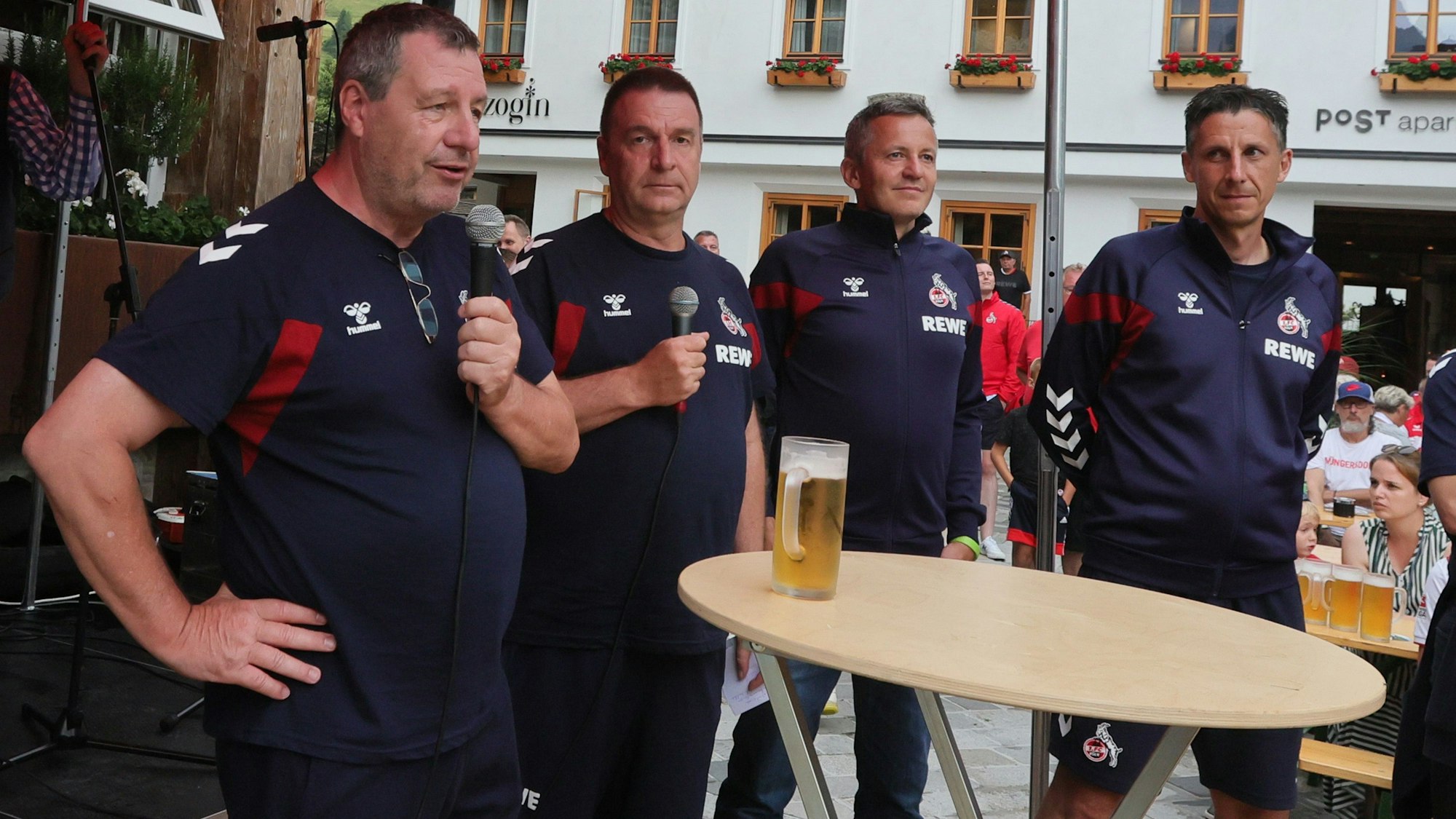 Philipp Türoff (2.v.r.), Geschäftsführer-Kollege Christian Keller (r.), Präsident Werner Wolf (l.) und der Fanbeauftragte Rainer Mendel sprechen in Maria Alm zu den FC-Fans.