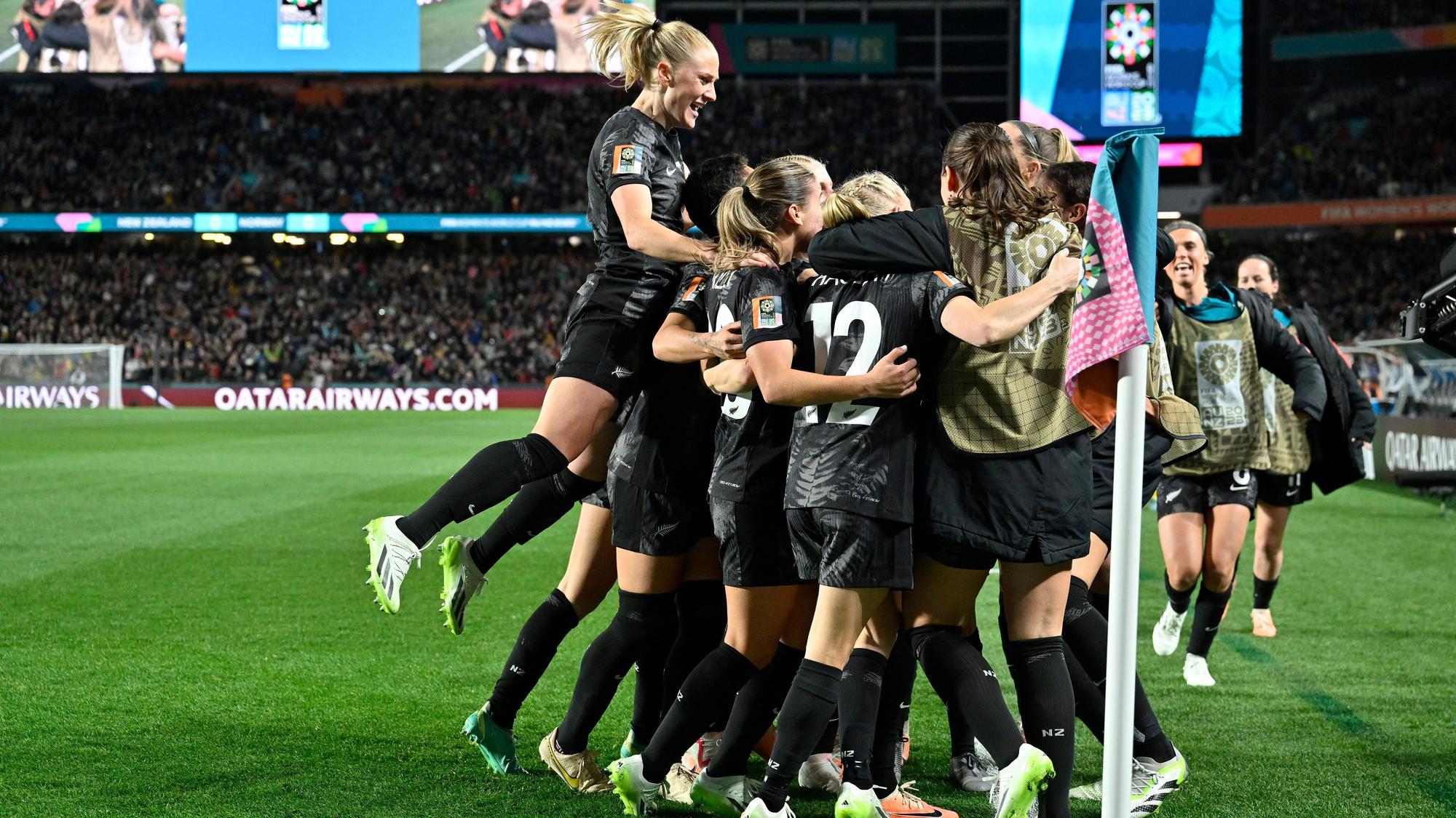 Frauen-WM: Die neuseeländischen Spielerinnen feiern nach ihrem Führungstor gegen Norwegen.