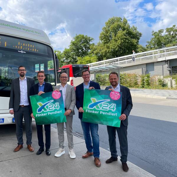 Freuen sich über den "Flinken Pendler" zwischen Wermelskirchen und Burscheid: Christian Pohl (v.l., Technischer Beigeordneter Wermelskirchen), Marcel Frank (Geschäftsführer RVK), Marc Kretkowski (Geschäftsführer Wupsi), Stephan Santelmann (Landrat Rheinisch-Bergischer Kreis) und Uwe Richrath (Oberbürgermeister Leverkusen).