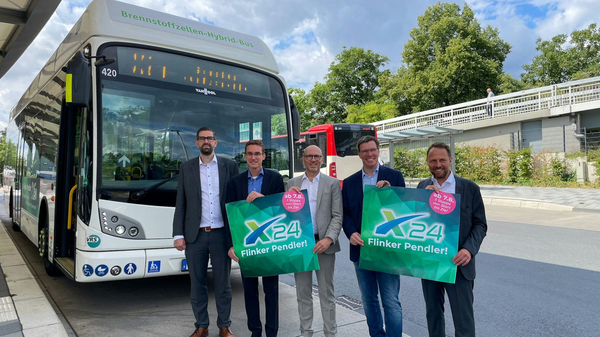 Die Beteiligten bei der Einführung des X24 in Leverkusen.