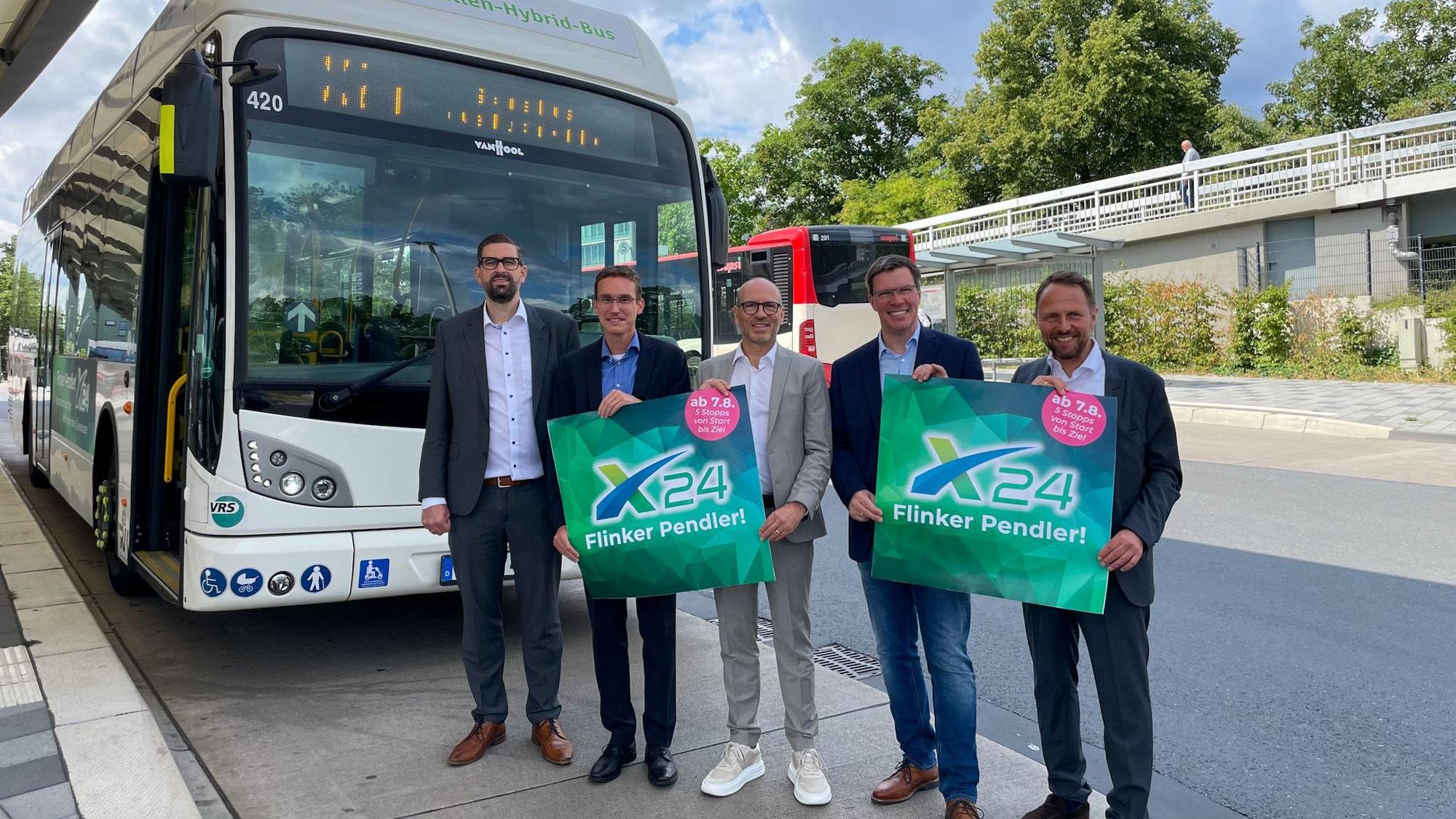 Bei der Vorstellung der neuen Linie im Juli 2023: Christian Pohl (v.l., Technischer Beigeordneter Wermelskirchen), Marcel Frank (Geschäftsführer RVK), Marc Kretkowski (Geschäftsführer Wupsi), Stephan Santelmann (Landrat Rheinisch-Bergischer Kreis) und Uwe Richrath (Oberbürgermeister Leverkusen).