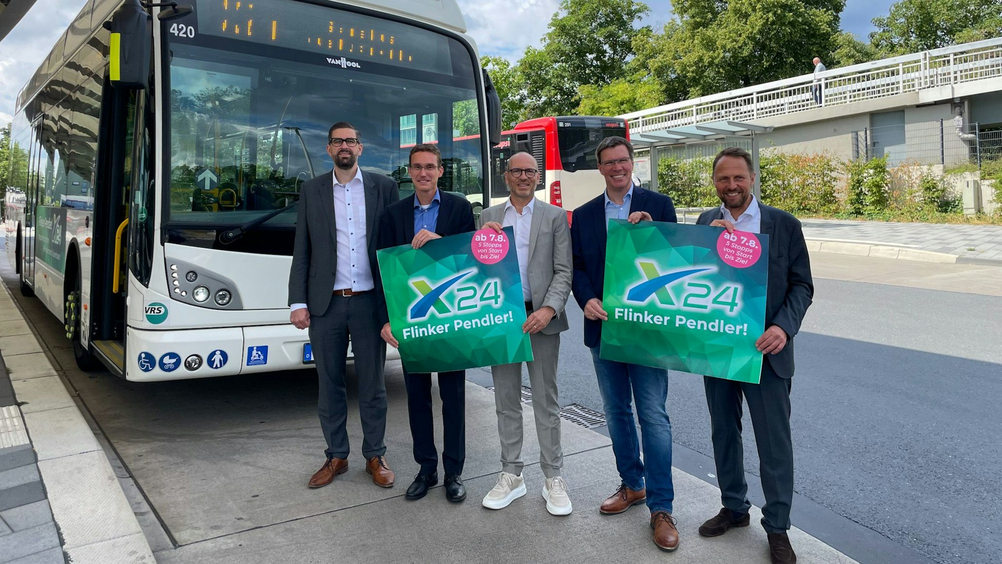 Freuen sich über den "Flinken Pendler" zwischen Wermelskirchen und Burscheid: Christian Pohl (v.l., Technischer Beigeordneter Wermelskirchen), Marcel Frank (Geschäftsführer RVK), Marc Kretkowski (Geschäftsführer Wupsi), Stephan Santelmann (Landrat Rheinisch-Bergischer Kreis) und Uwe Richrath (Oberbürgermeister Leverkusen).